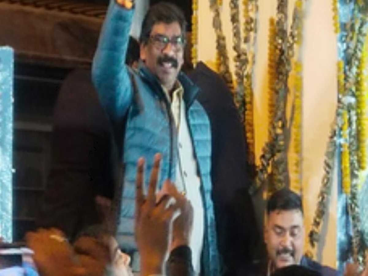 सीएम सोरेन से ईडी ने सात घंटे की पूछताछ, आवास से बाहर निकलकर बोले- हम किसी से डरने वाले नहीं